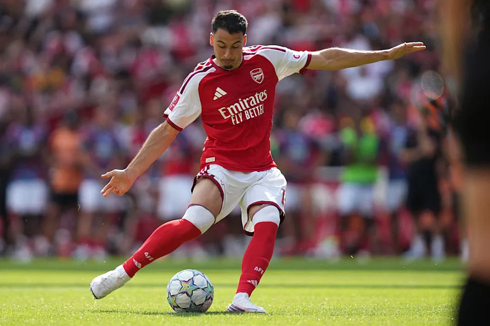 Gabriel Martinelli mengontrol bola