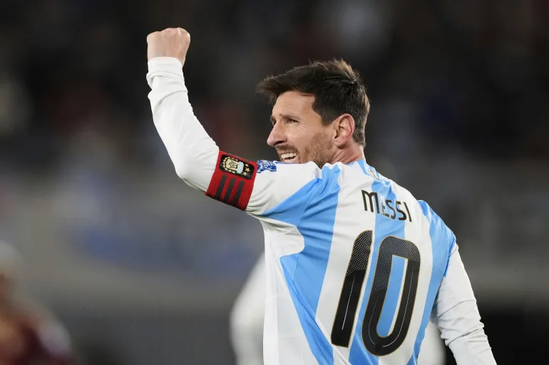 Lionel Messi merayakan gol dengan mengepalkan tangan kanan ke atas, mengenakan jersey nomor 10 Timnas Argentina