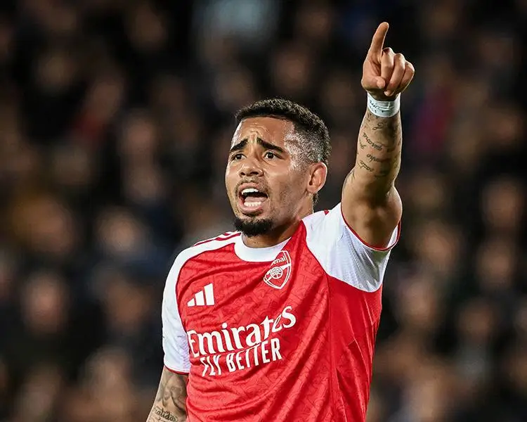 Gabriel Jesus menunjuk ke atas saat merayakan gol bersama Arsenal
