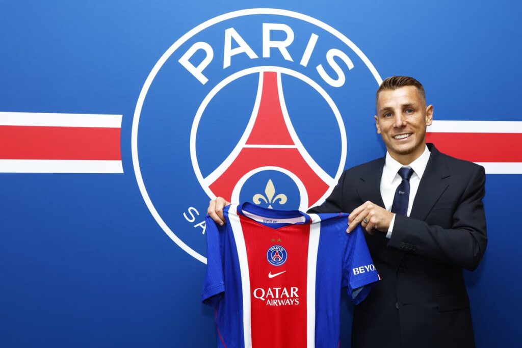 Lucas Digne memegang jersi Paris Saint-Germain saat perkenalan resminya sebagai pemain PSG.