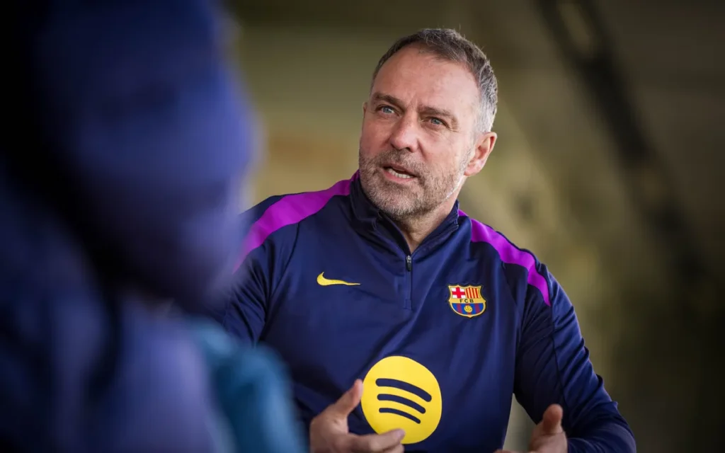 Pelatih Barcelona Hansi Flick memberi arahan dalam sesi latihan tim.