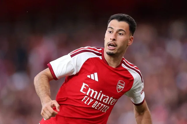 Gabriel Martinelli mengenakan jersey Arsenal saat bertanding