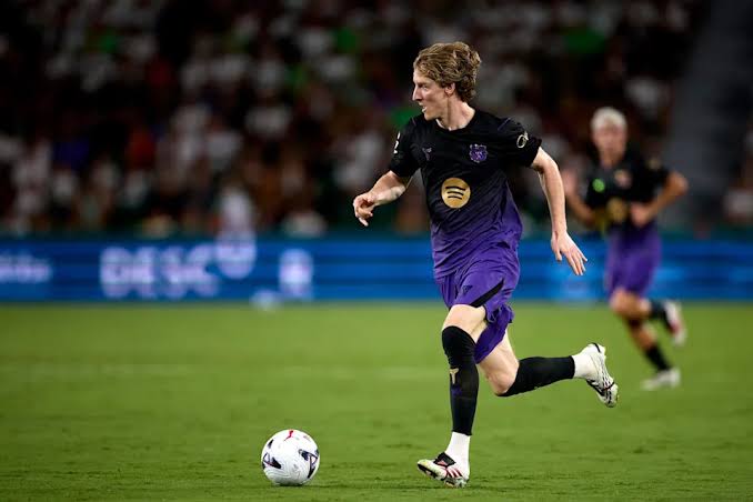 Anthony Gordon bermain untuk Barcelona melawan Elche