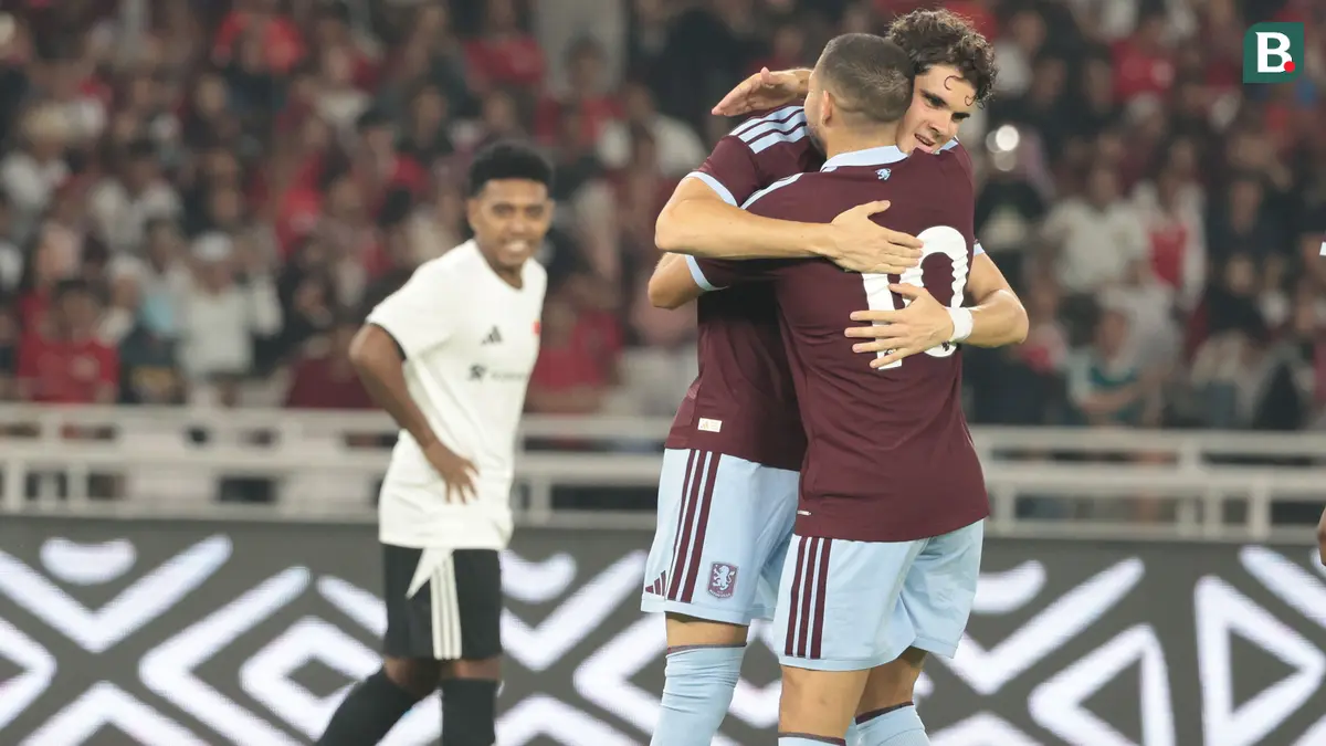 Brian Madjo menambah gol Aston Villa pada babak kedua