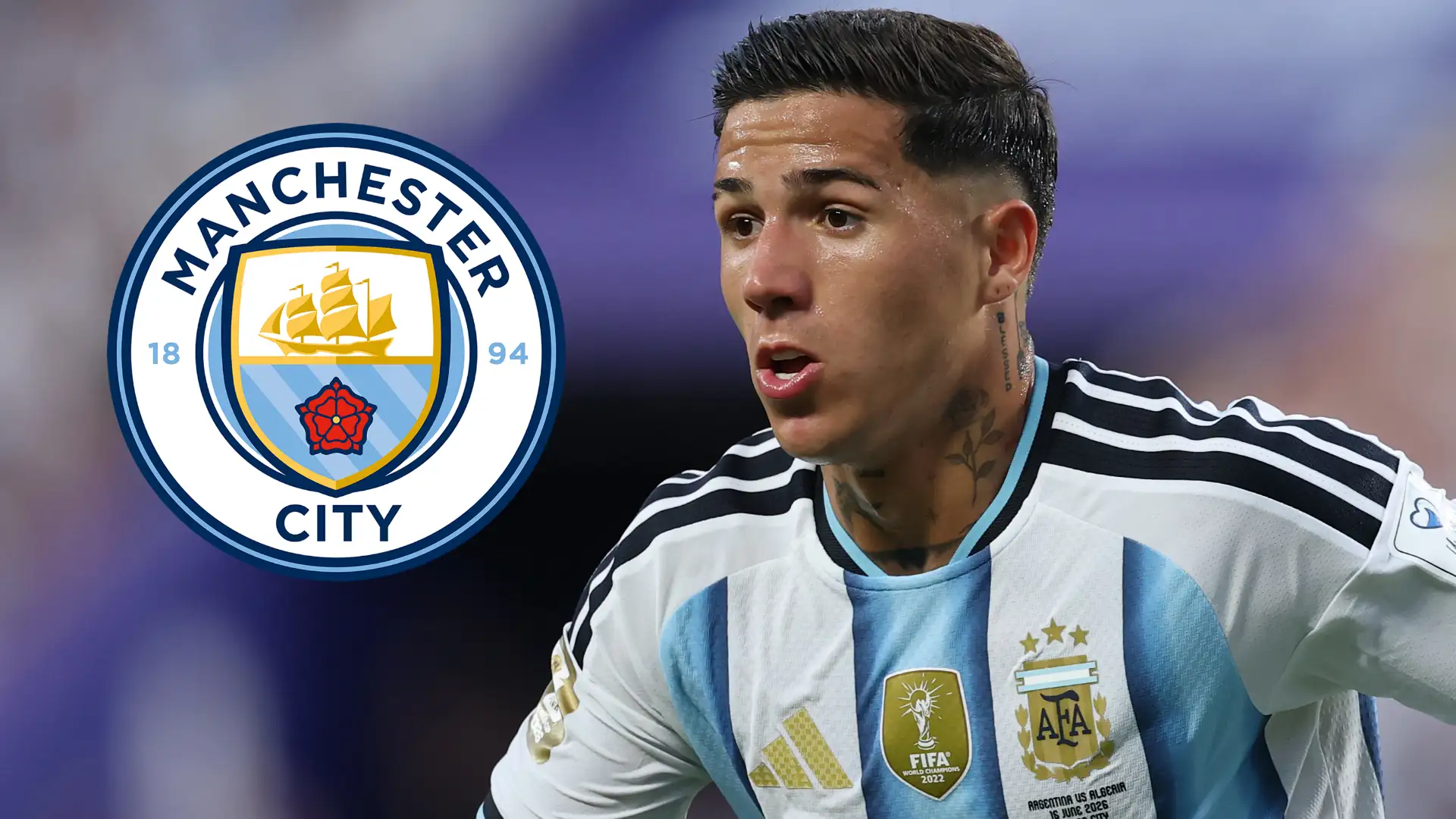 Pemain Timnas Argentina Enzo Fernandez dalam balutan seragam tim nasional dengan logo Manchester City