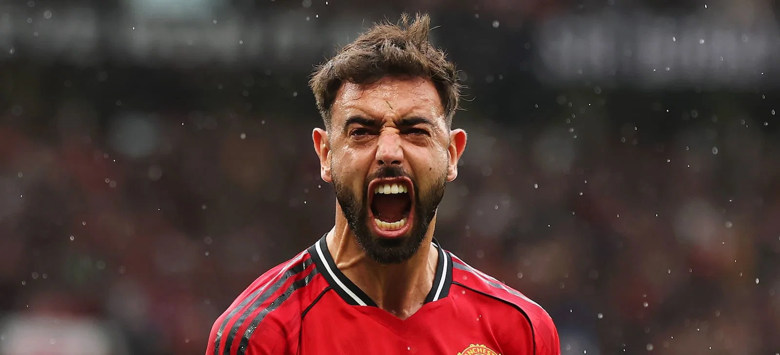 Bruno Fernandes berteriak memberikan semangat di lapangan mengenakan kostum Manchester United