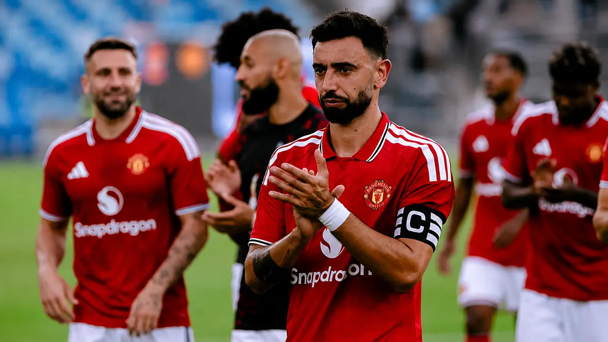 Bruno Fernandes dan para pemain Manchester United bertepuk tangan di lapangan pertandingan