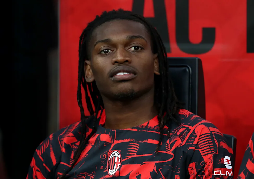 Pemain AC Milan, Rafael Leao, mengenakan jersey jersey tim di San Siro.