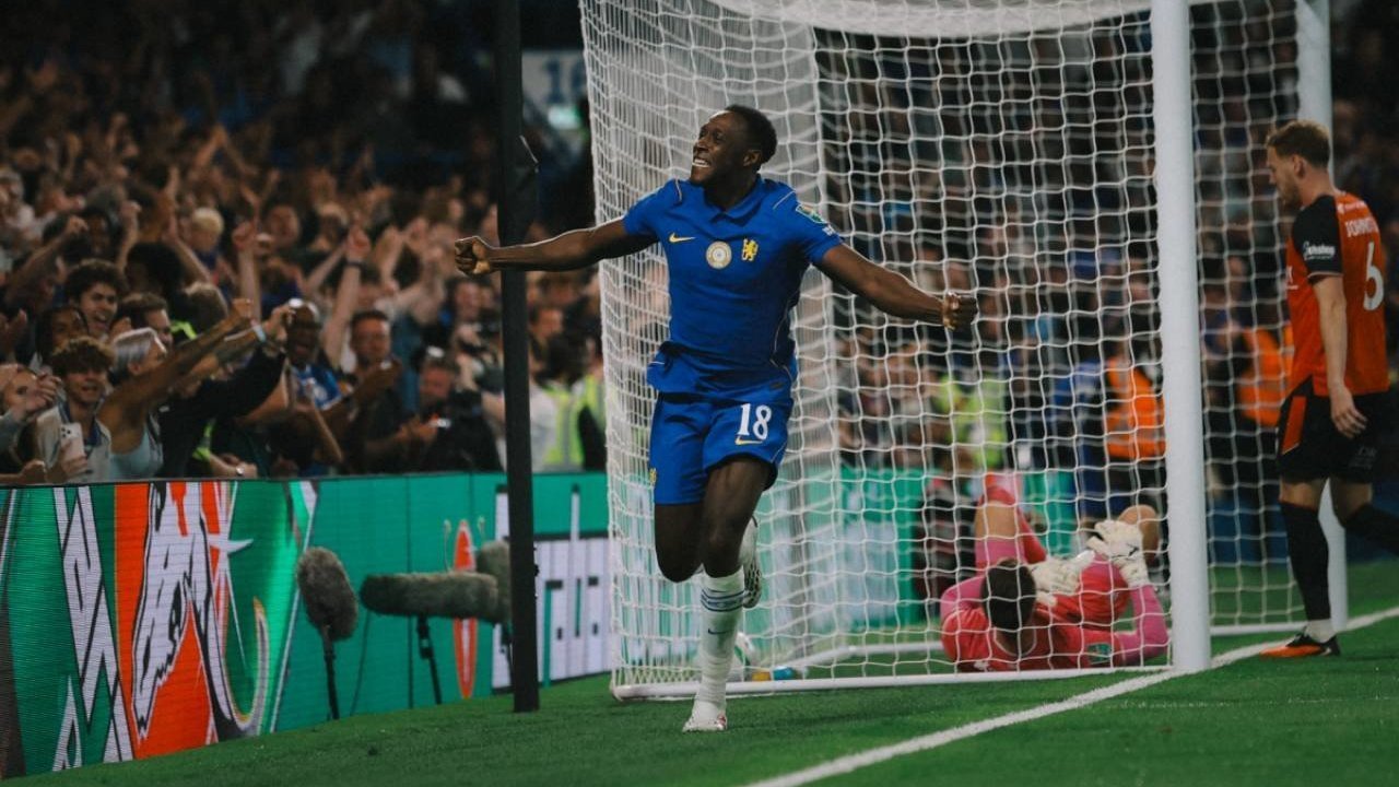Chelsea Danny Welbeck mencetak gol ke gawang Luton