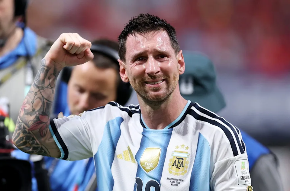 Lionel Messi mengepalkan tangan merayakan kemenangan dengan jersi Timnas Argentina
