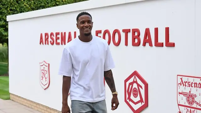 Ezri Konsa saat diperkenalkan sebagai pemain baru Arsenal di pusat latihan klub