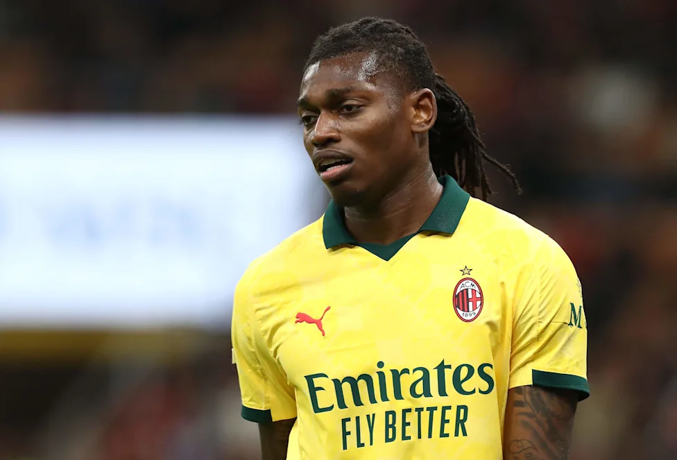 Pemain AC Milan, Rafael Leao, mengenakan jersey kuning ketiga (third kit) tim.