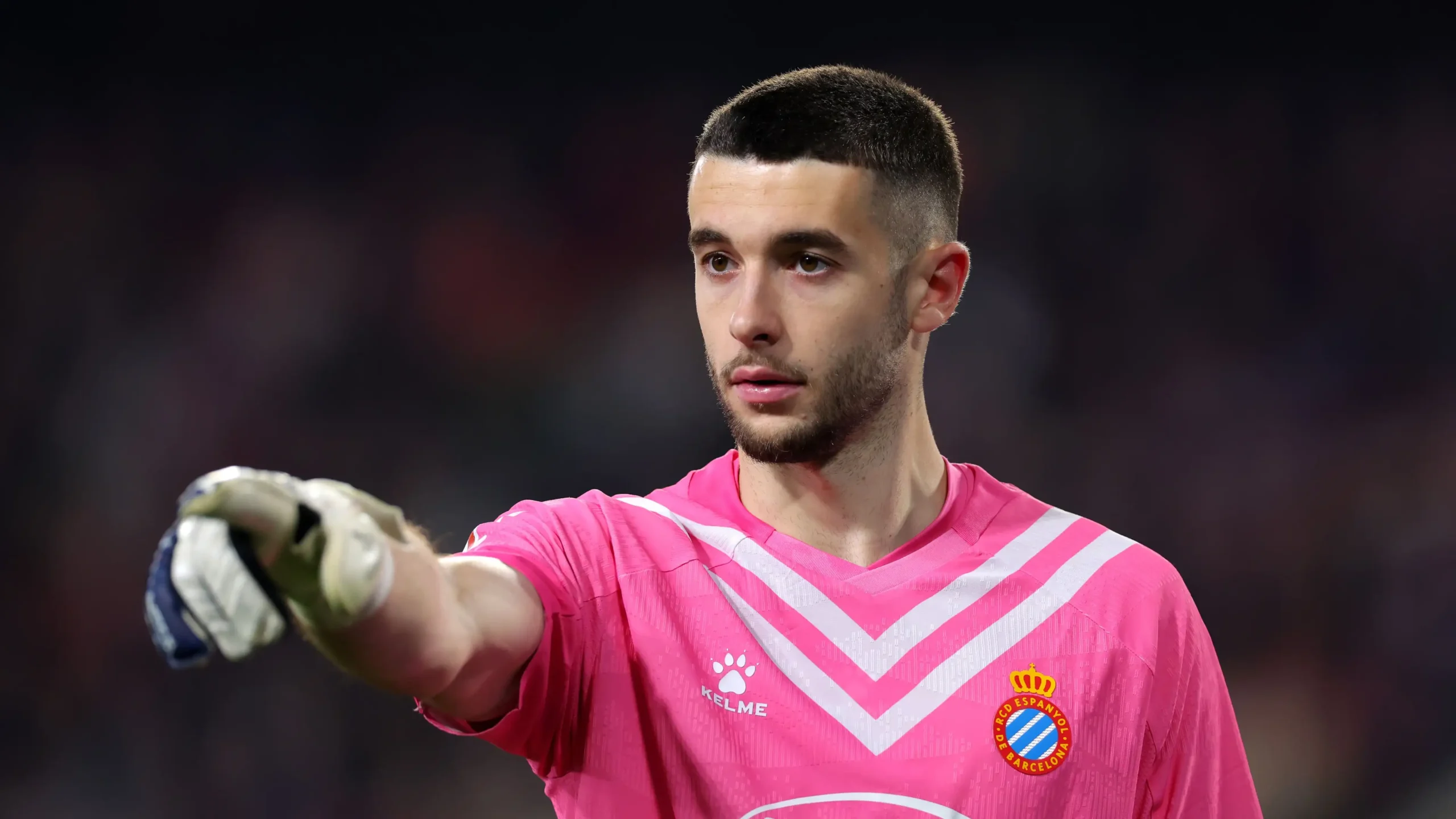 Joan Garcia mengenakan jersey kiper berwarna merah muda saat membela RCD Espanyol.