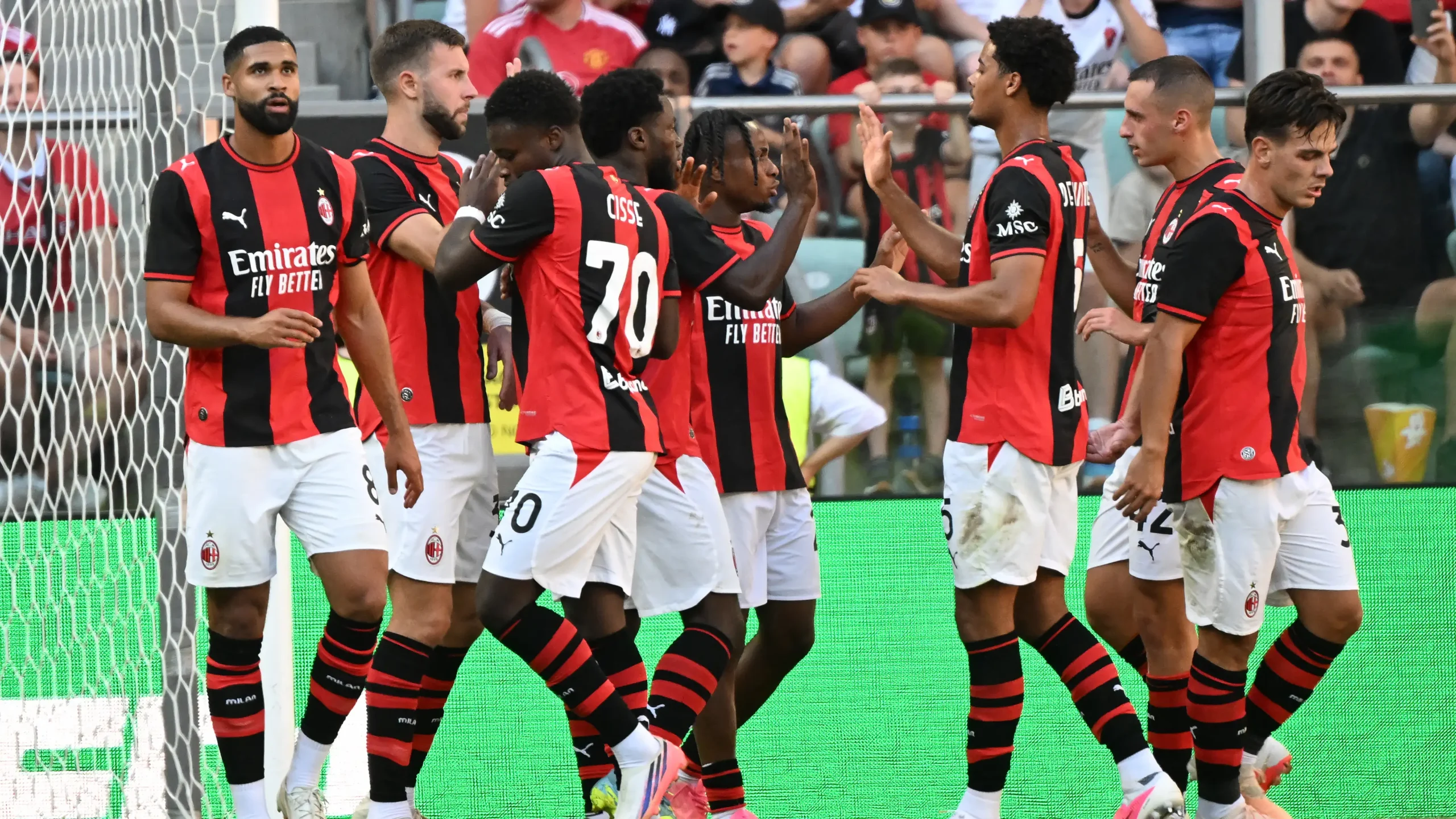 Para pemain AC Milan merayakan gol saat pertandingan pramusim melawan Manchester United