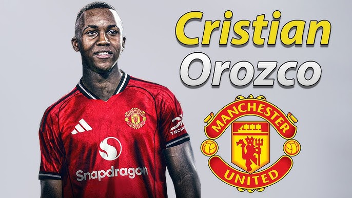 Pemain muda Cristian Orozco mengenakan jersey Manchester United dengan logo klub di sampingnya.