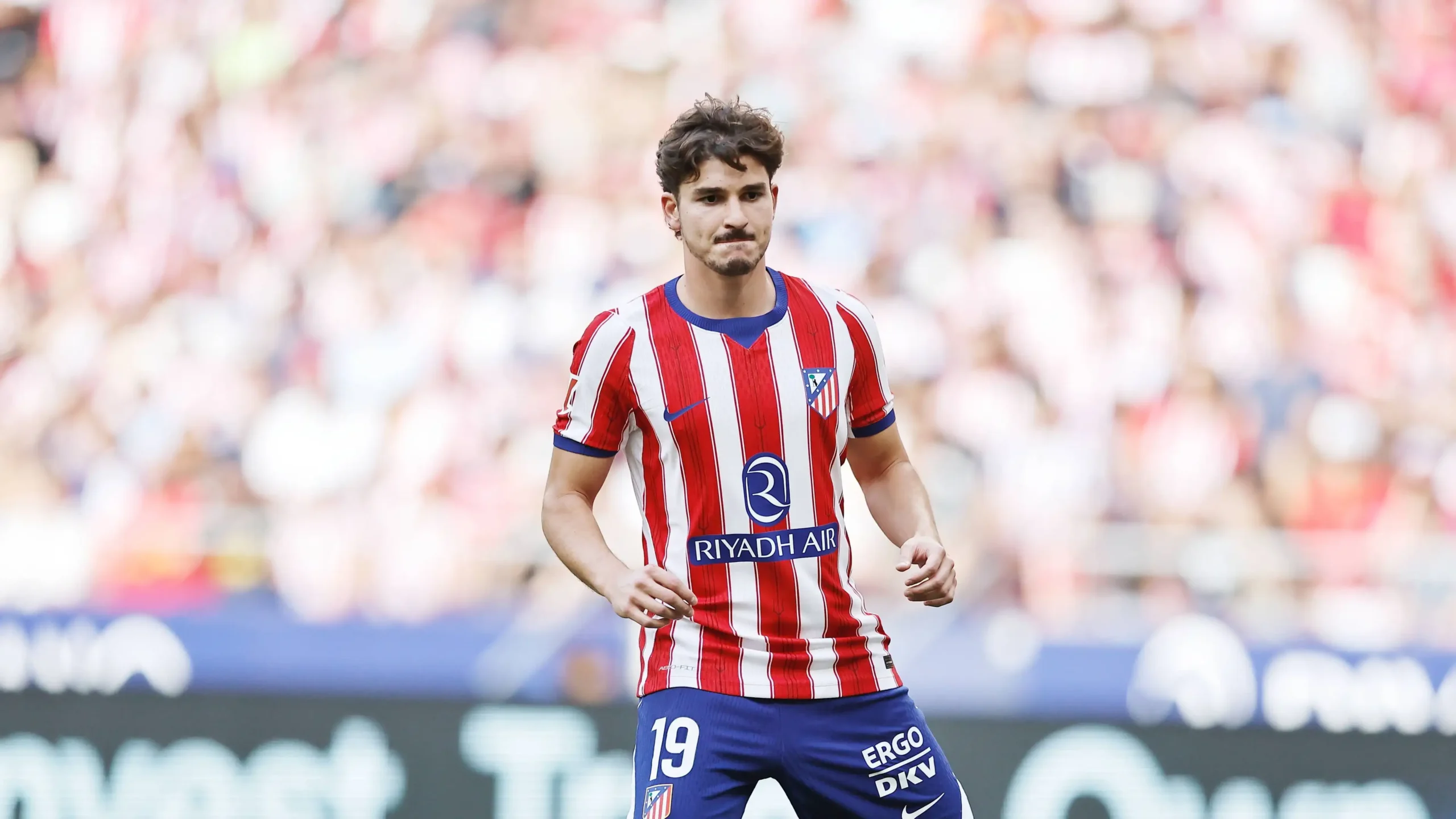 Julian Alvarez mengenakan jersey Atletico Madrid