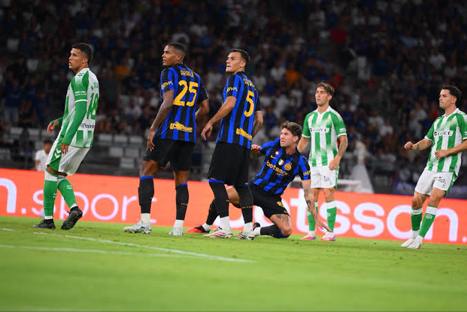Inter Milan John Stones merayakan gol debut