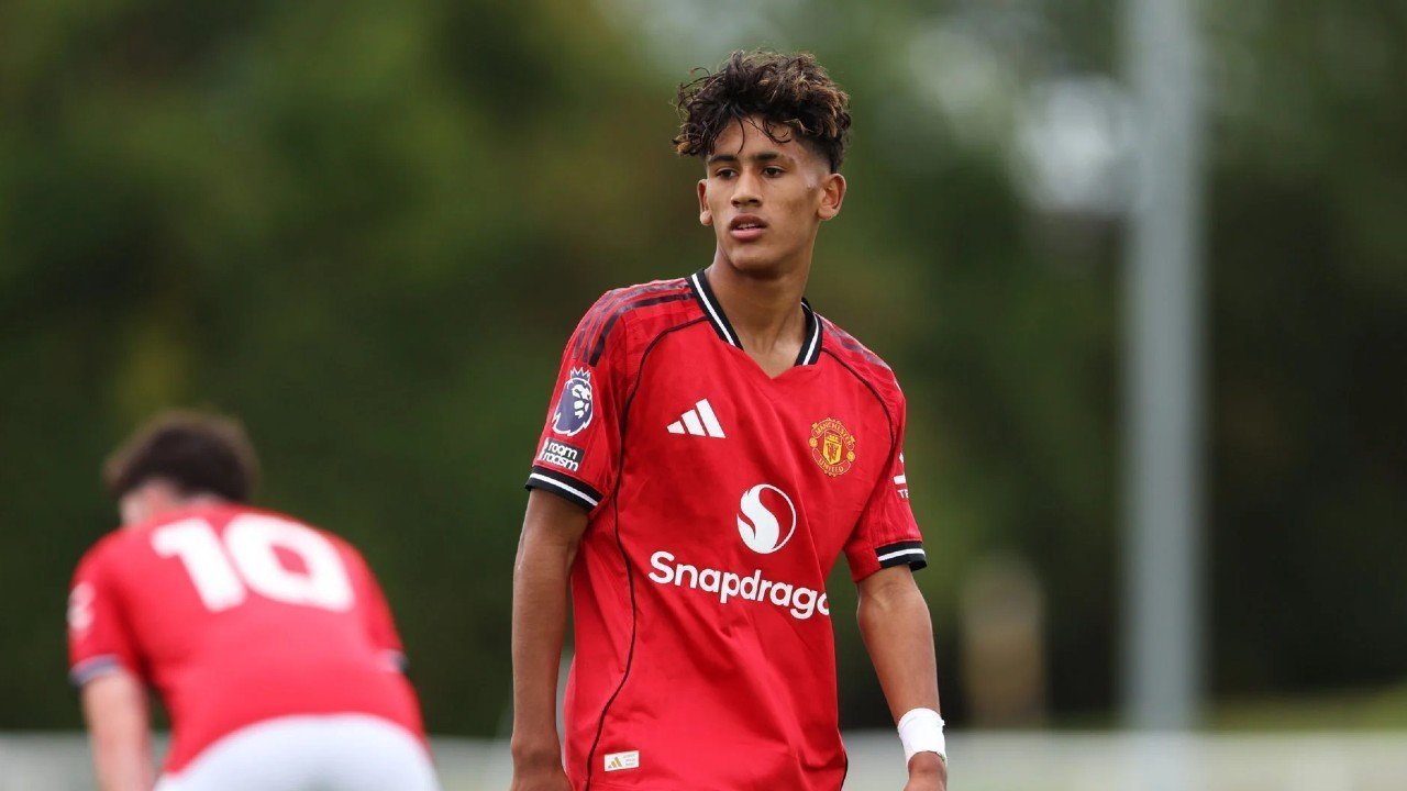 JJ Gabriel berduel dengan pemain Atletico Madrid pada laga pramusim Manchester United.