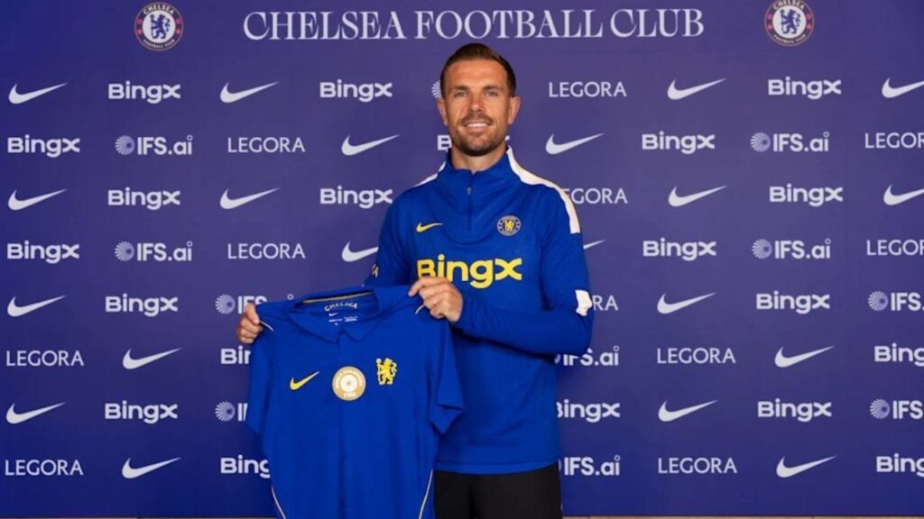 Jordan Henderson saat diperkenalkan Chelsea bersama Xabi Alonso