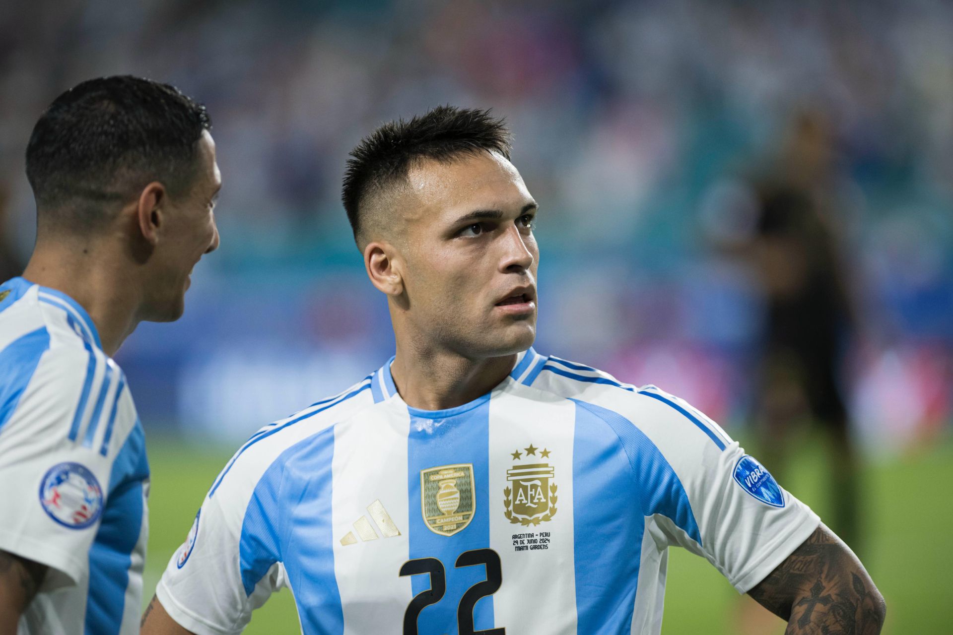 Lautaro Martinez mengenakan jersey Timnas Argentina di lapangan hijau.