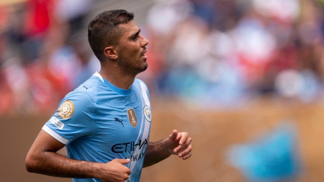 Gelandang Manchester City Rodri saat tampil di lapangan