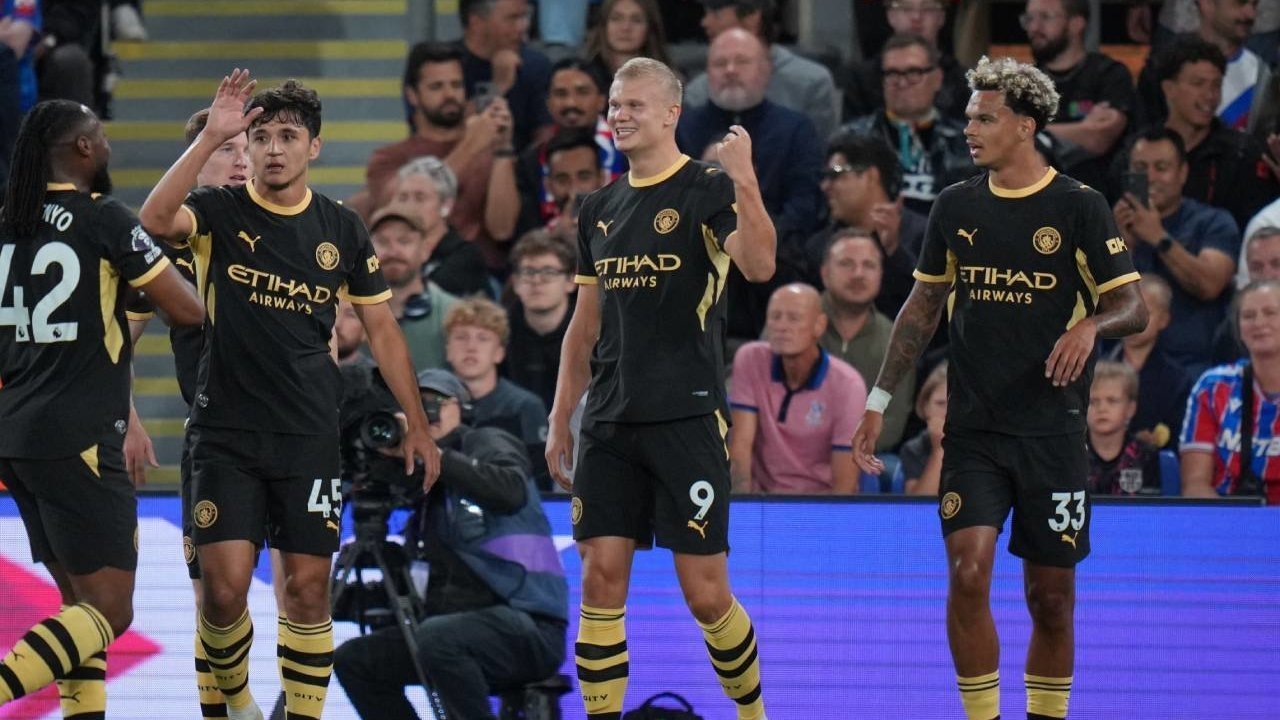Manchester City Erling Haaland mencetak dua gol