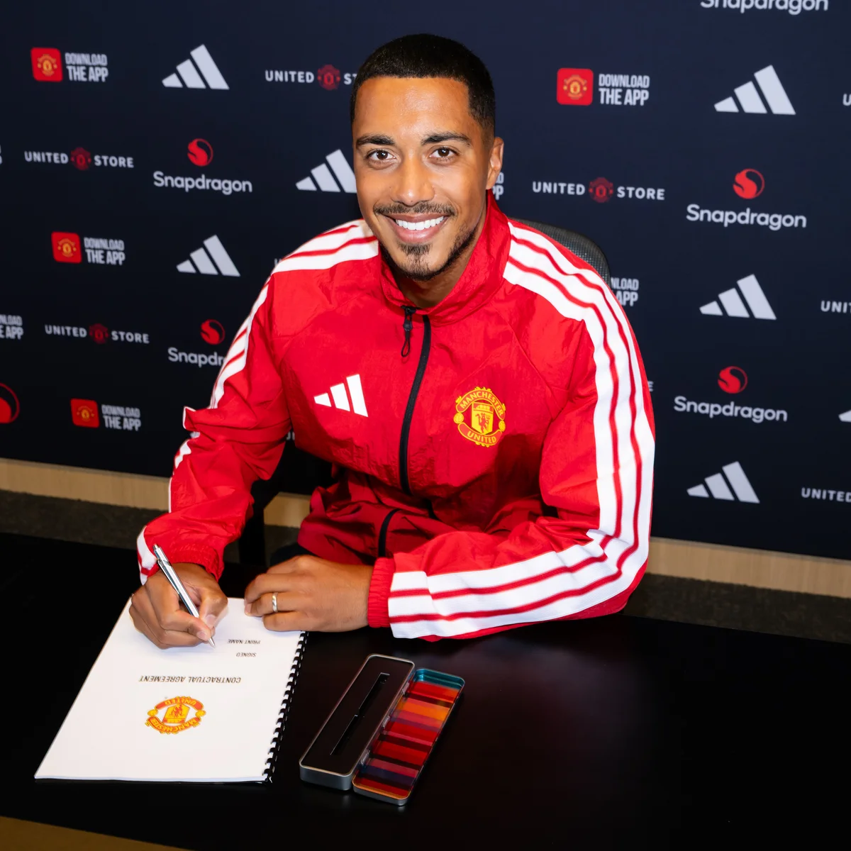 Manchester United memperkenalkan Youri Tielemans sebagai gelandang baru.