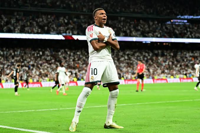 Real Madrid Mbappe mencetak gol ke gawang Real Sociedad