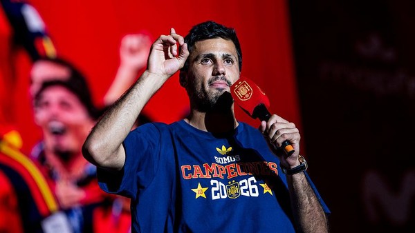 Gelandang Manchester City Rodri memegang mikrofon saat berbicara dalam sebuah acara perayaan.
