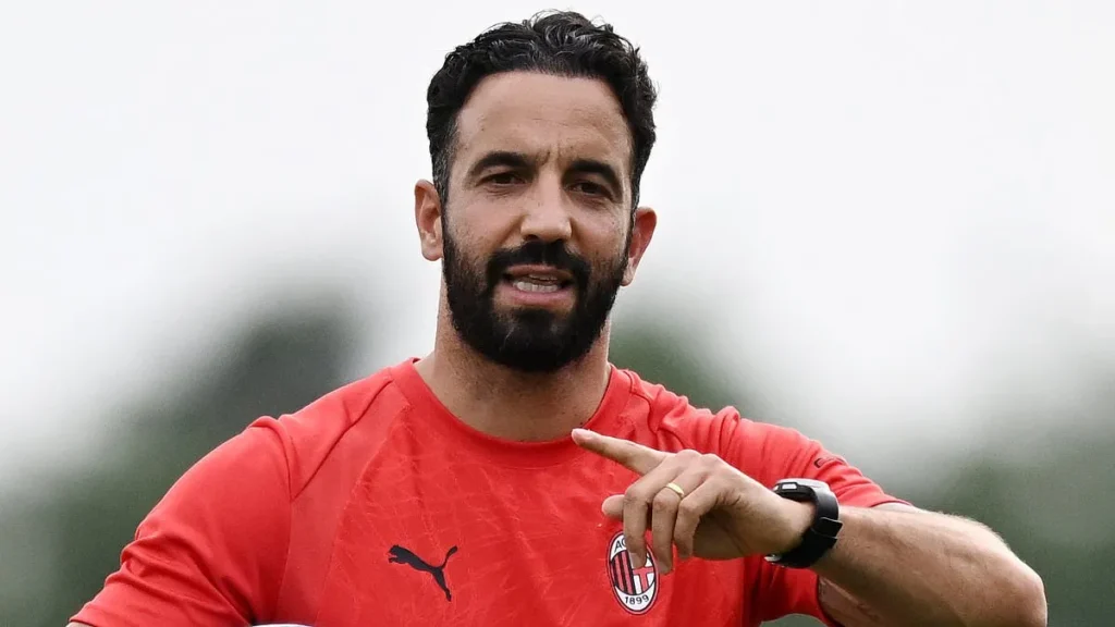 Pelatih AC Milan Ruben Amorim memberikan arahan dalam sesi latihan tim.