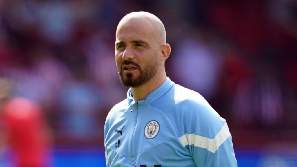 Enzo Maresca saat mengenakan jersey latihan Manchester City