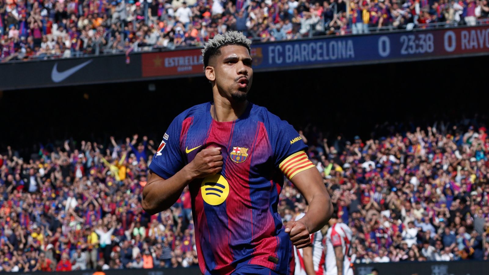 Ronald Araújo mengepalkan tangan dan merayakan selebrasi mengenakan jersey Barcelona di hadapan penonton