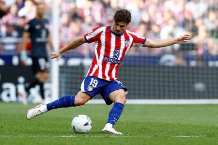 Julian Alvarez menendang bola saat membela Atletico Madrid