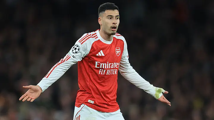 Gabriel Martinelli mengenakan jersey Arsenal saat bertanding.