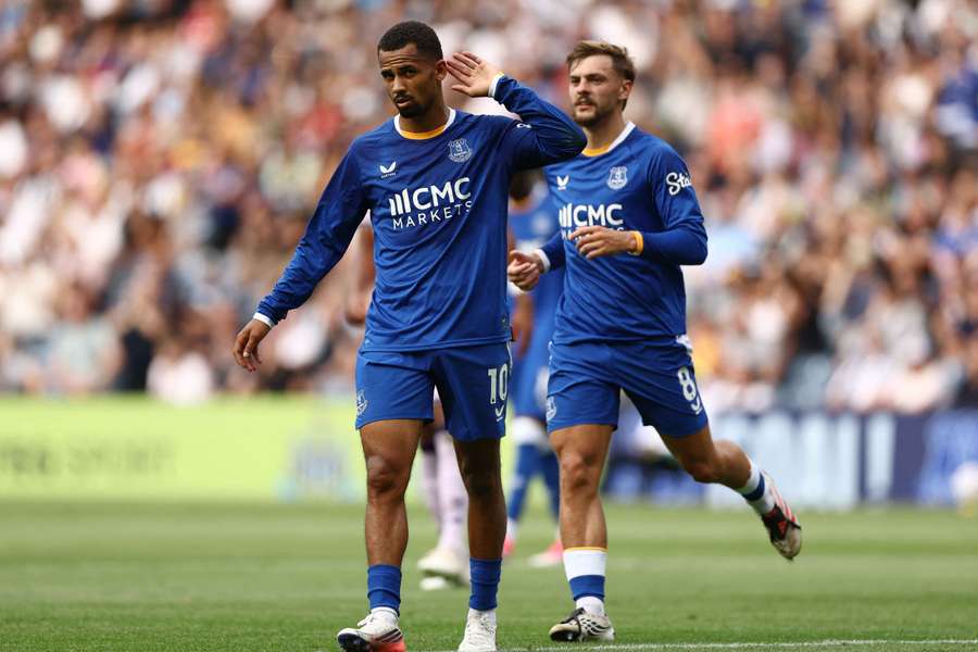 Iliman Ndiaye merayakan selebrasi gol bersama rekan setimnya di Everton.