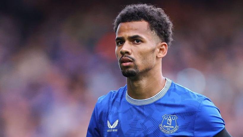 Potret close-up Iliman Ndiaye mengenakan jersey biru Everton