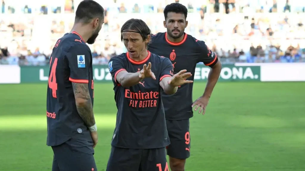 Luka Modric berkomunikasi dengan rekan setimnya di AC Milan saat pertandingan Serie A
