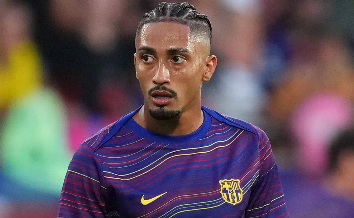 Raphinha melihat ke arah samping saat bertanding memakai jersey latihan Barcelona