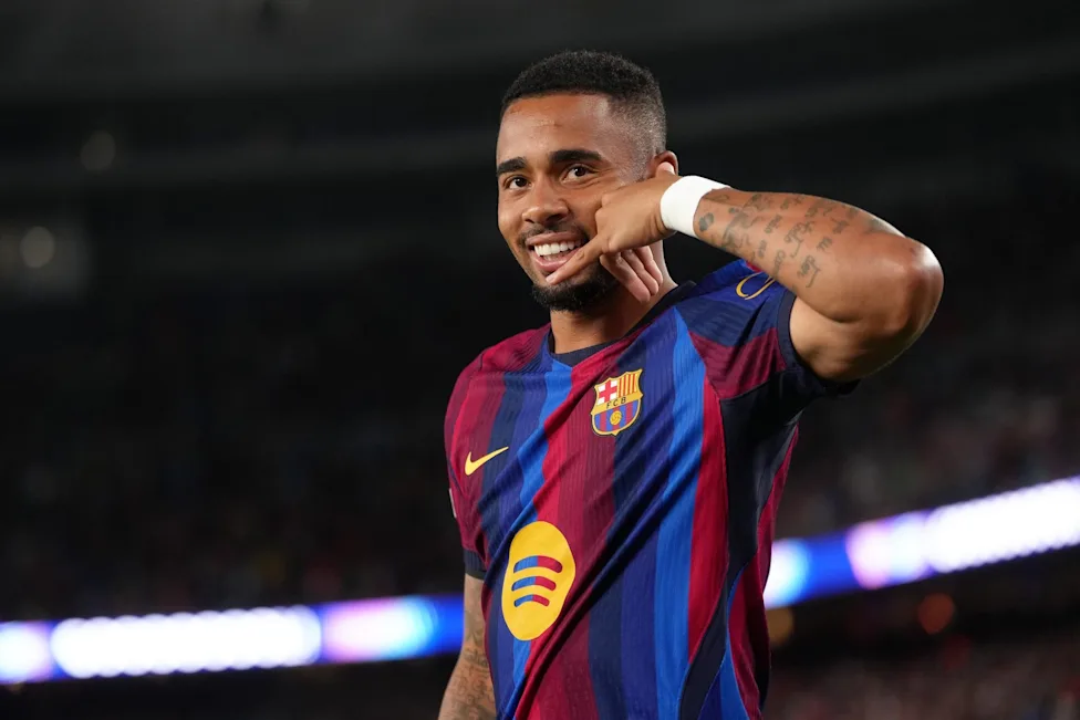 Gabriel Jesus melakukan selebrasi gaya telepon saat mengenakan jersey Barcelona