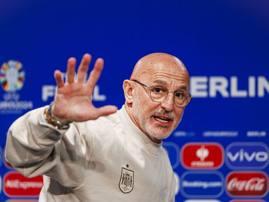 Pelatih Timnas Spanyol Luis de la Fuente memberikan gestur tangan saat konferensi pers