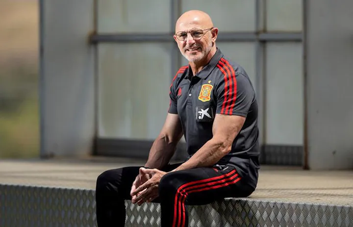 Pelatih Timnas Spanyol Luis de la Fuente duduk tersenyum mengenakan seragam pelatih Spanyol