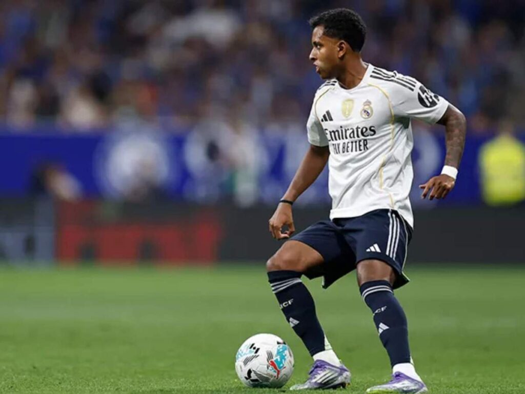 Rodrygo mendrible bola dalam pertandingan Real Madrid
