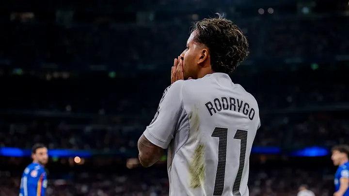 Rodrygo merayakan gol dengan jersei Real Madrid bernomor punggung 11