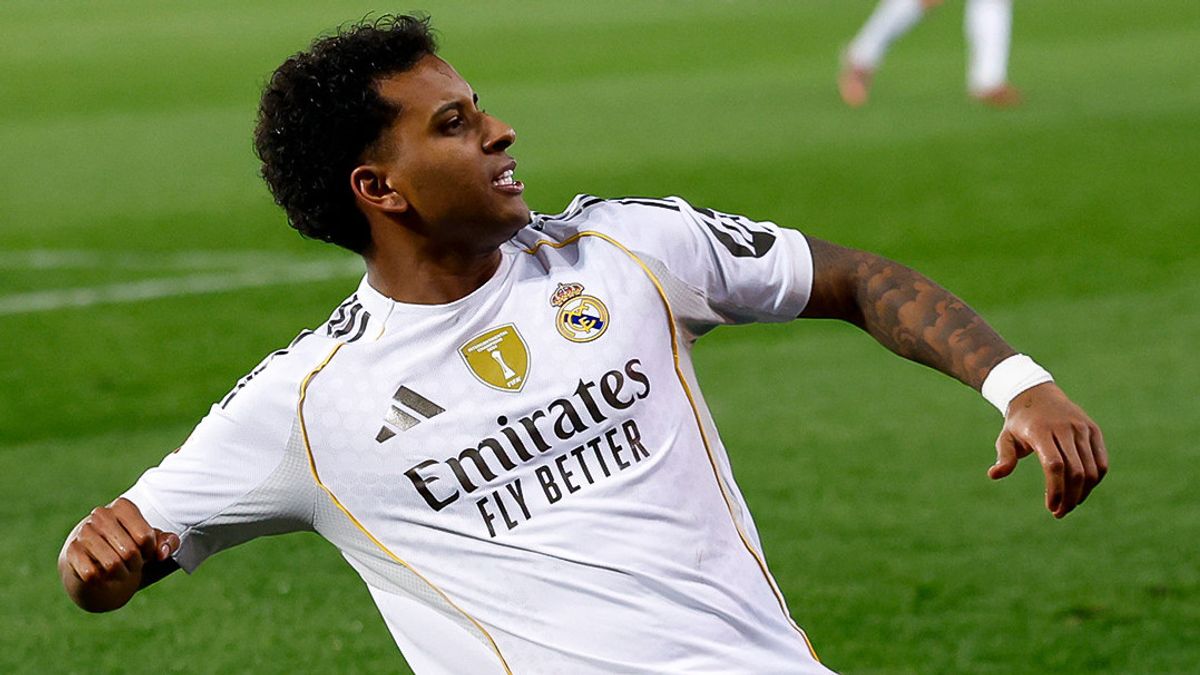 Rodrygo berlari membuka tangan merayakan gol untuk Real Madrid