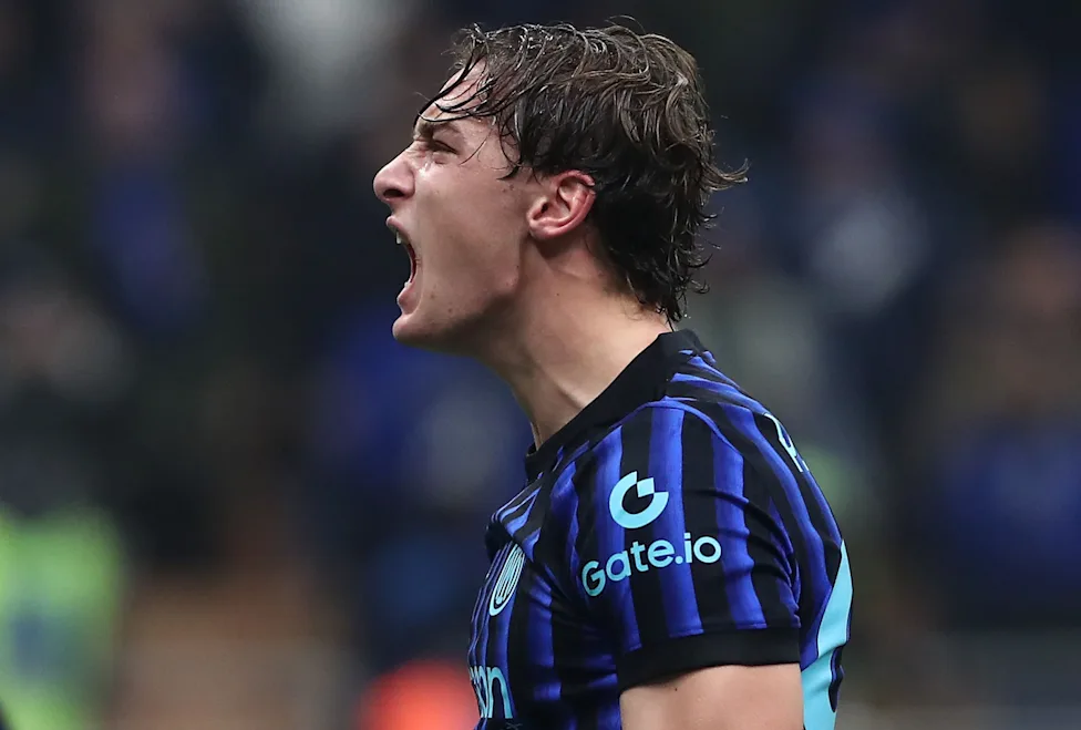 Penyerang Inter Milan Francesco Pio Esposito berteriak merayakan selebrasi gol.