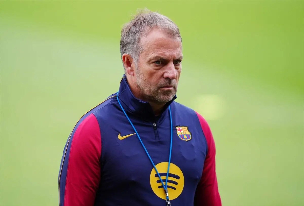 Pelatih Barcelona Hansi Flick memimpin sesi latihan tim.