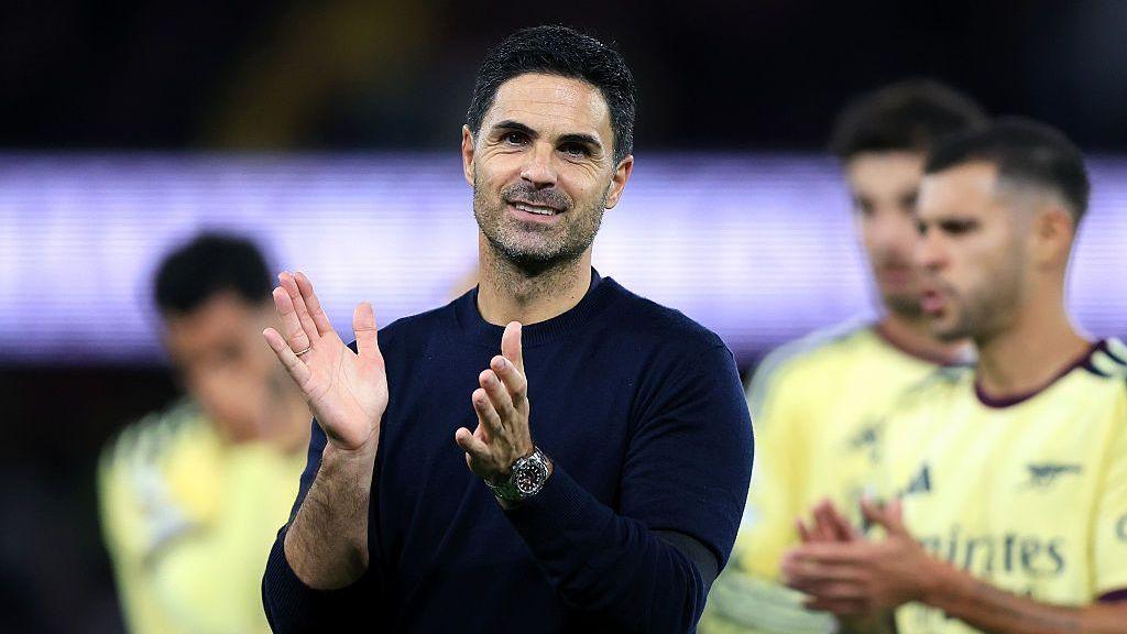 Mikel Arteta memberikan tepuk tangan di pinggir lapangan bersama pemain Arsenal.