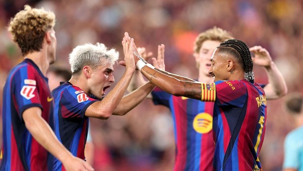 Pemain Barcelona merayakan selebrasi gol dalam pertandingan melawan Athletic Bilbao.