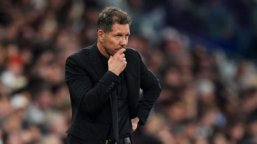Pelatih Atletico Madrid, Diego Simeone, memegang dagunya saat mendampingi tim di pinggir lapangan