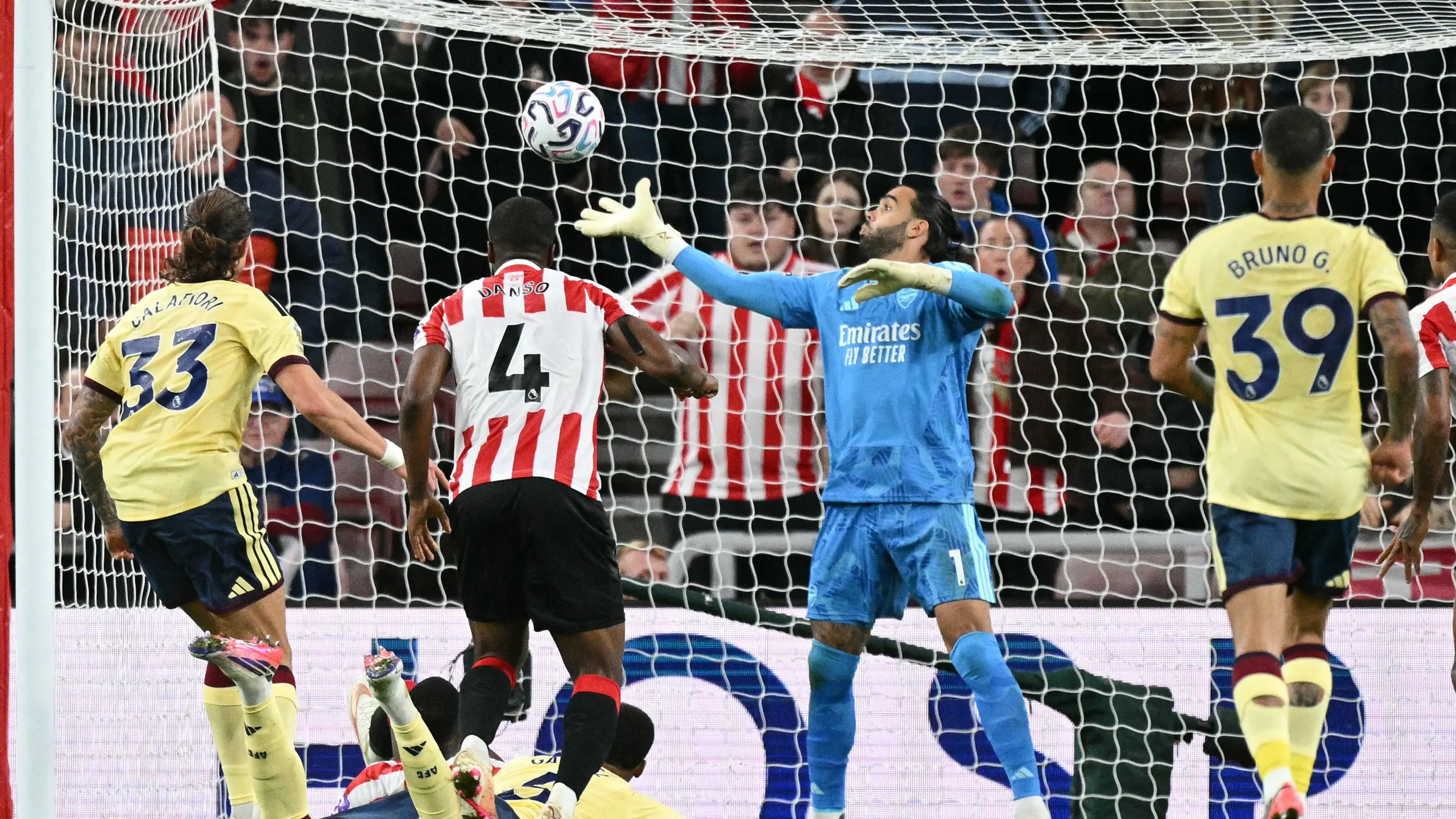 David Raya menggagalkan penalti Sunderland